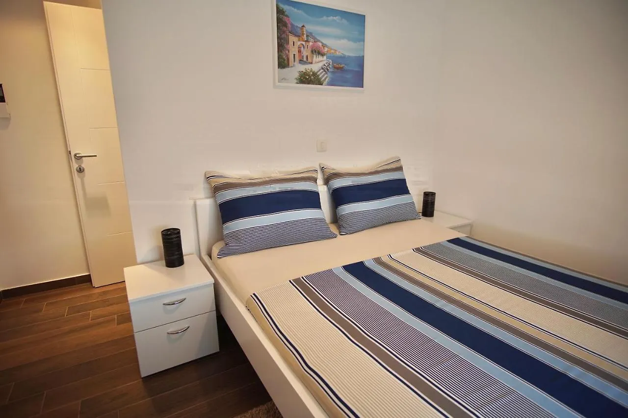 טרוגיר Apartment Gena 0*,